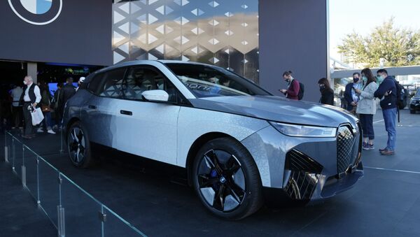 Люди смотрят на прототип BMW iX Flow на стенде BMW во время технической выставки CES в среду, 5 января 2022 года, в Лас-Вегасе. iX Flow — это система, которая заменяет обычную автомобильную краску на технологию электронных чернил, которая позволяет автомобилю менять цвет и дизайн - Sputnik Казахстан