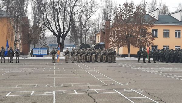 Миротворцы ОДКБ на построении в Алматы перед отъездом - Sputnik Қазақстан