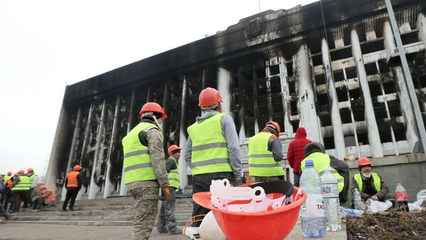 Рабочие во время восстановительных работ пострадавшего от пожара здания Акимата в Алма-Ате - Sputnik Қазақстан