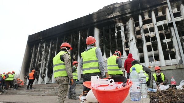 Рабочие во время восстановительных работ пострадавшего от пожара здания Акимата в Алма-Ате - Sputnik Қазақстан