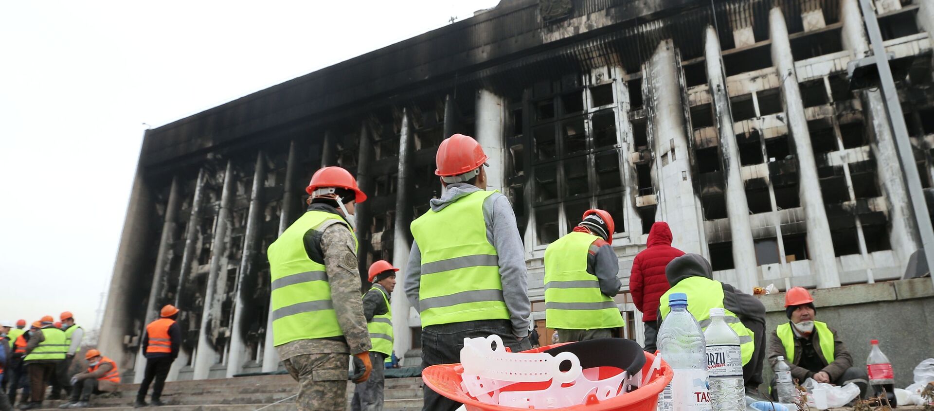 Рабочие во время восстановительных работ пострадавшего от пожара здания Акимата в Алма-Ате - Sputnik Казахстан, 1920, 17.01.2022