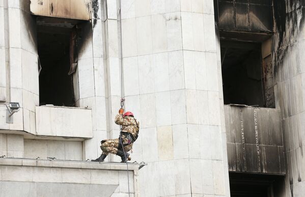 Последствия погромов в Алматы устраняют повсеместно - от арыков до верхних этажей сгоревшего акимата.  - Sputnik Казахстан