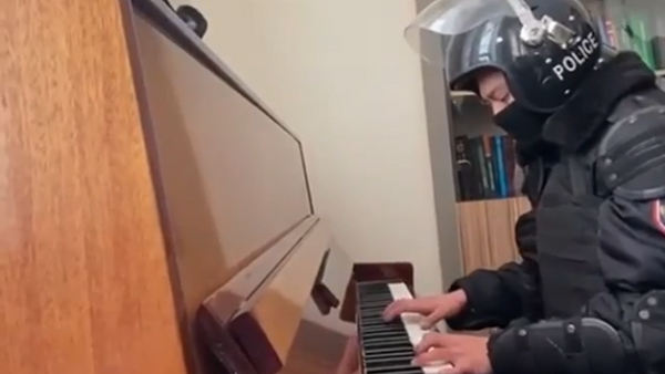 Полицейский сыграл Моцарта в минуты отдыха и растрогал казахстанцев - Sputnik Казахстан