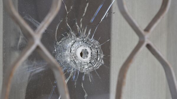 Пулевые отверстия в окнах после погромов в Алматы - Sputnik Қазақстан