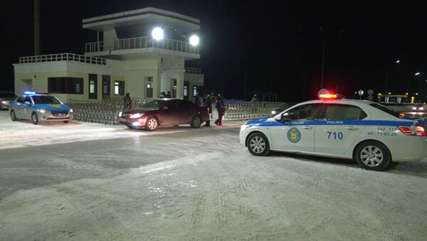 Режим ЧП: столичные полицейские проводят подомовой обход  - Sputnik Казахстан