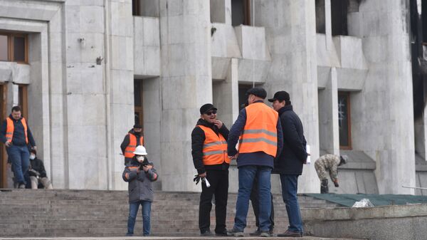 Алматинцы устраняют последствия погромов в городе  - Sputnik Казахстан
