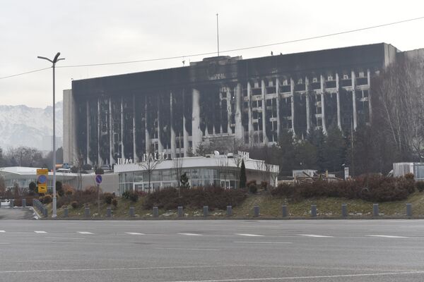Здание городского акимата горело несколько дней подряд, потому что пожарные не могли попасть внутрь здания во время беспорядков.   - Sputnik Казахстан