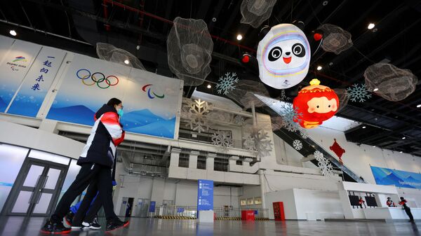 Волонтеры у Главного пресс-центра перед зимними Олимпийскими играми 2022 года в Пекине - Sputnik Қазақстан