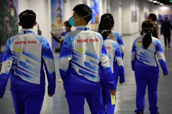 Волонтеры у Главного пресс-центра перед зимними Олимпийскими играми 2022 года в Пекине.  - Sputnik Казахстан