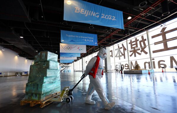 Рабочий в защитном костюме в Главном пресс-центре перед зимними Олимпийскими играми 2022 года в Пекине.  - Sputnik Казахстан