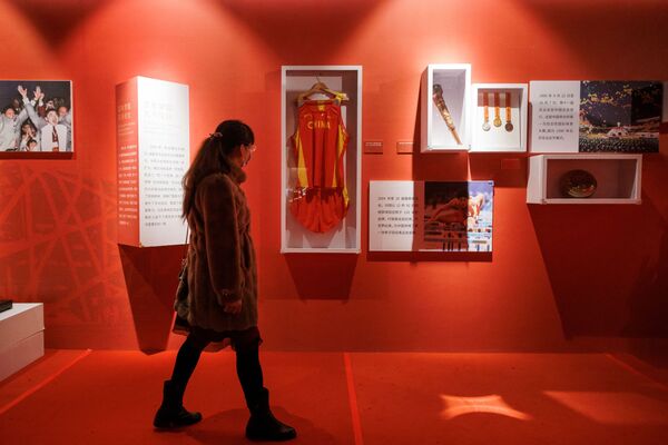 Женщина рассматривает экспонаты выставки в Столичном музее Пекина.  - Sputnik Казахстан