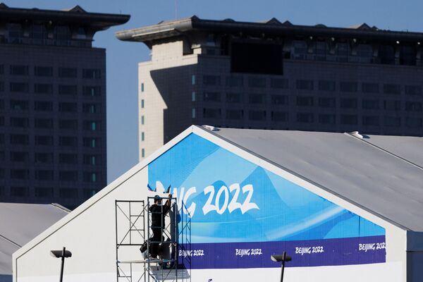 Рабочий оформляет вывеску на одном из олимпийских павильонов в Пекине.  - Sputnik Казахстан