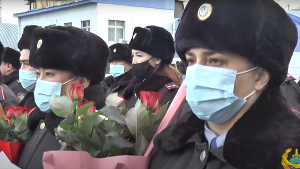 Алматыдағы бүлік кезінде екі полицей әйел өз еркімен жұмыста қалды – видео   - Sputnik Қазақстан