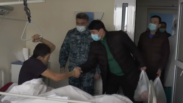 Мура и Медет из сериала Патруль навестили полицейских Алматы в больнице - Sputnik Казахстан