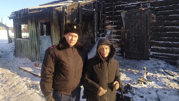 Полицейский Рустем Карим и спасенная им из огня соседка, СКО - Sputnik Казахстан