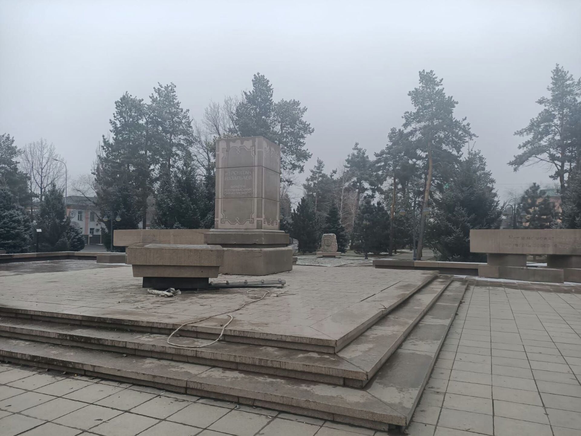 Опустевшее основание монумента в честь Н. Назарбаева в Талдыкоргане - Sputnik Казахстан, 1920, 01.02.2022