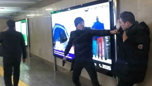 Избиение в метро, в руках у напавшего пистолет - Sputnik Казахстан