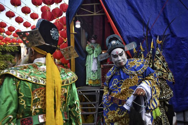 Исполнители традиционной китайской оперы перед выступлением, посвященным предстоящему Лунному Новому году в Бангкоке. - Sputnik Казахстан