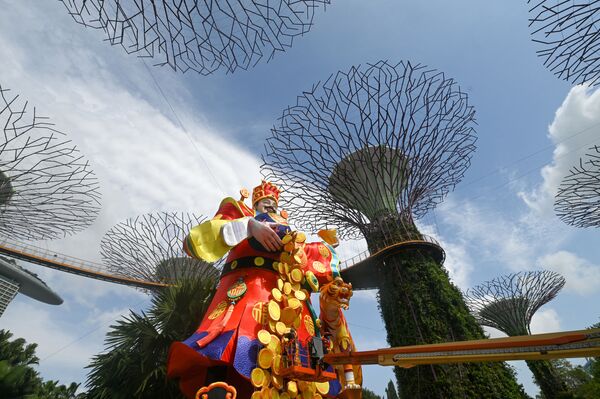 Статуя Бога удачи в саду Сингапура. - Sputnik Казахстан