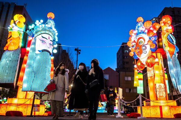 Посетители на предновогоднем Фестивале фонарей в Йокогаме, Япония. - Sputnik Казахстан