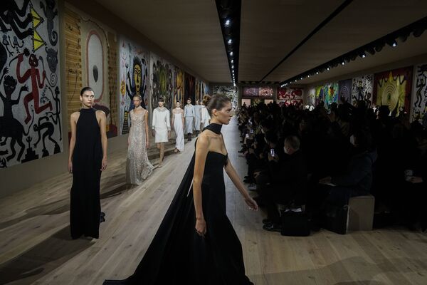  Коллекция Dior Haute Couture сосредоточилась на нежных вышивках, роскошных тканях и работах индийских художников Мадхви и Ману Пареха на показе во время Paris Couture Week. - Sputnik Казахстан