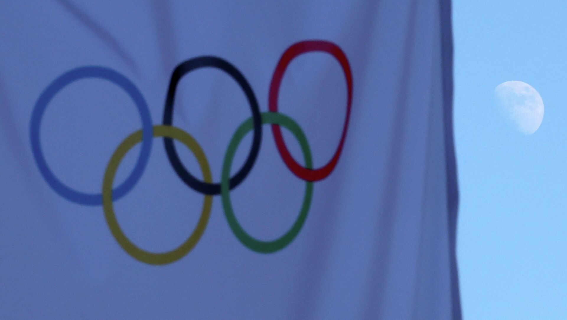 Почему флаг на олимпиаде. Флаг Олимпийских игр 2022 в Пекине. Флаг Олимпийских игр 1914 года. Внесение олимпийского флага. Красный синий зеленый флаг олимпиады.