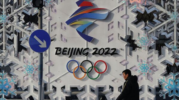  Мужчина проходит мимо инсталляции «Пекин 2022» в преддверии зимних Олимпийских игр 2022 года в Пекине, Китай - Sputnik Казахстан