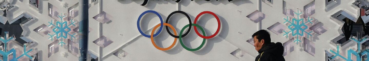  Мужчина проходит мимо инсталляции «Пекин 2022» в преддверии зимних Олимпийских игр 2022 года в Пекине, Китай - Sputnik Қазақстан