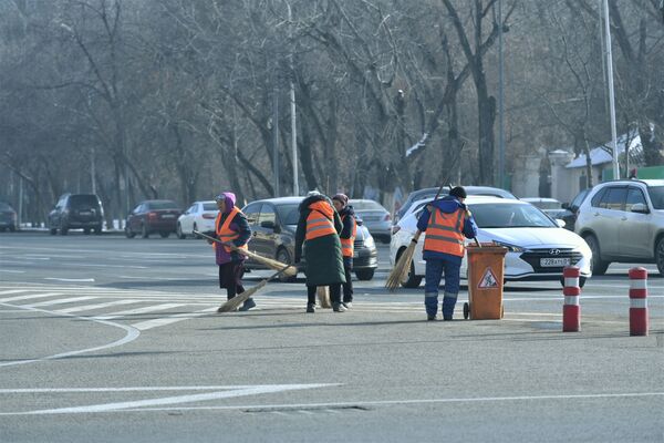 Идет уборка территории на пересечении проспекта Назарбаева и улицы Сатпаева.  - Sputnik Казахстан