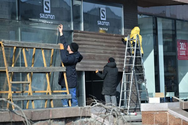 Заменяют стекла в магазине, расположенном на проспекте Назарбаева. - Sputnik Казахстан