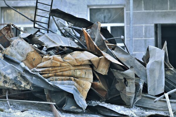 Из сгоревшего здания вывозят мусор.  - Sputnik Казахстан