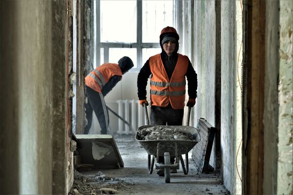 Рабочие расчищают здание. - Sputnik Казахстан