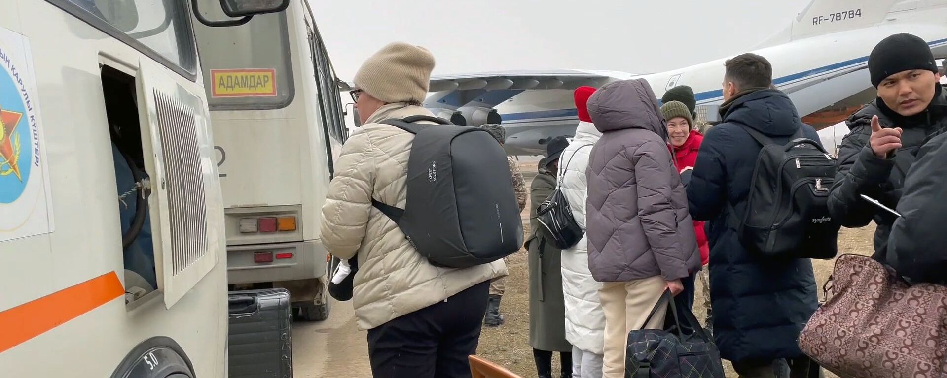 Российских туристов эвакуировали из Алма-Аты самолетом военно-транспортной авиации - Sputnik Казахстан, 1920, 03.03.2022