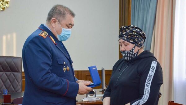 Министр вручил госнаграды семьям погибших полицейских в Алматинской области  - Sputnik Қазақстан