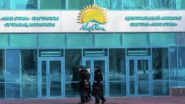 Полицейские патрулируют подходы к офису центрального аппарата партии Nur Otan - Sputnik Казахстан
