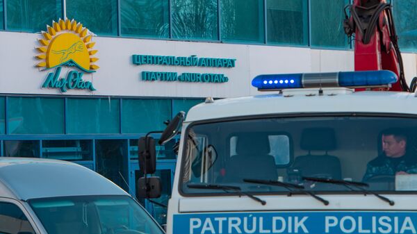 Полицейский эвакуатор у офиса центрального аппарата партии Nur Otan - Sputnik Казахстан