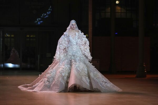 В Ливане, где свадебное платье остается одной из важнейших категорий бренда, невесты по-прежнему требуют от дизайнера сногсшибательных платьев, подобных тому, которое закрыло шоу.  - Sputnik Казахстан
