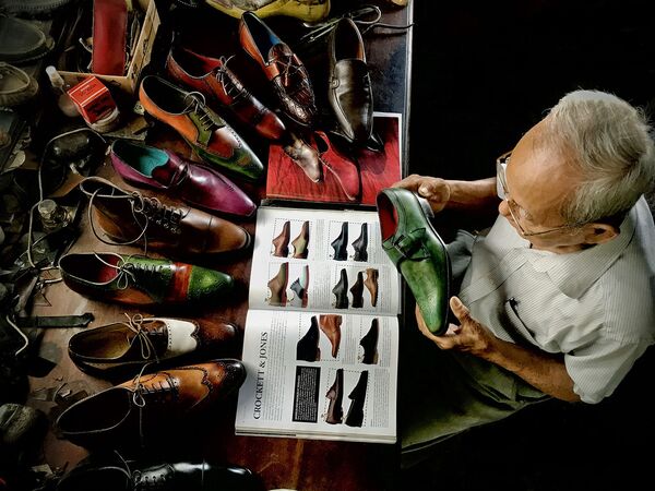Известный вьетнамский изготовитель обуви, 90-летний Тринх Нгок по сей день изготавливает обувь для королевской семьи Камбоджи и многих знаменитостей. Фотограф Вьет Ван Тран, Вьетнам. - Sputnik Казахстан