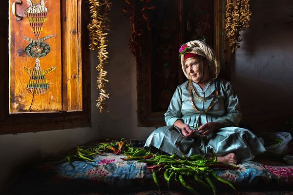 Жительница деревни Чомакдаг в Турции в традиционной местной одежде. Фотограф: Дилек Юар, Турция. - Sputnik Казахстан