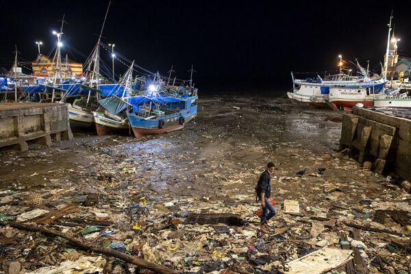 Горы мусора, выброшенные морем на берег в Бразилии. Фотограф: Джонни Хаглунд. Норвегия. - Sputnik Казахстан