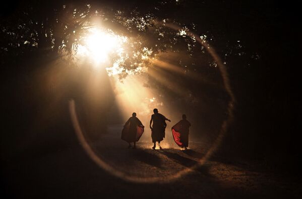 Монахи близ монастыря Баган, Мьянма. Фотограф: Алессандро Бергамини, Италия. - Sputnik Казахстан