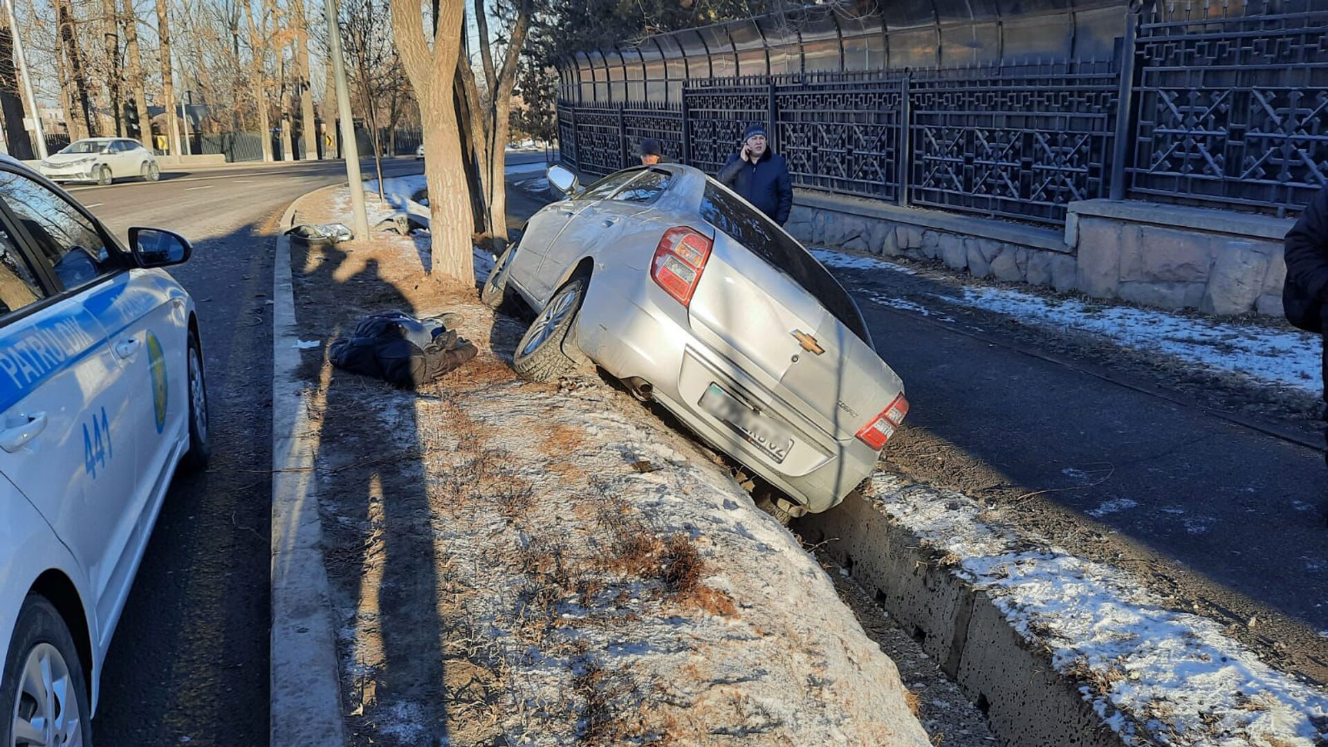 В Алматы авто врезалось в дерево и опрокинулось в арык - Sputnik Казахстан, 1920, 01.02.2022