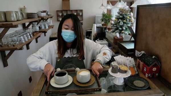 Олимпийские игры в Пекине. Бариста готовит кофе в кафе под названием «Зимний олимпийский дом» - Sputnik Қазақстан