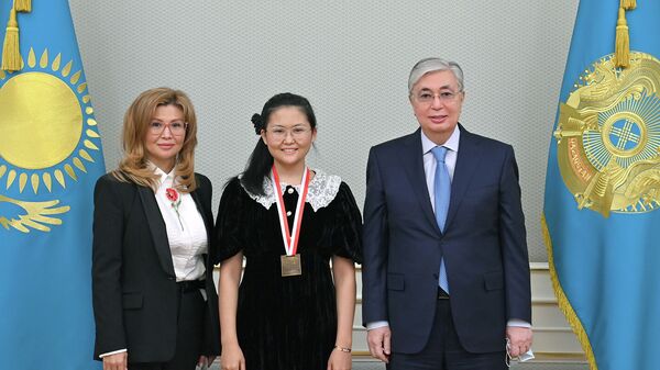 Президент РК Касым-Жомарт Токаев, Бибисара Асаубаева и Лиана Танжарикова - Sputnik Казахстан