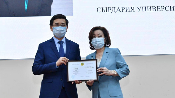 Министр образования наградил лучших преподавателей вузов - Sputnik Казахстан