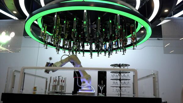 Пекинский бармен: робот угощает гостей Олимпиады - Sputnik Казахстан