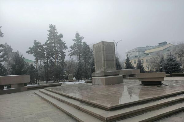 В ходе январских беспорядков разъяренные протестующие разрушили установленный на площади в Талдыкоргане памятник Елбасы - Sputnik Казахстан