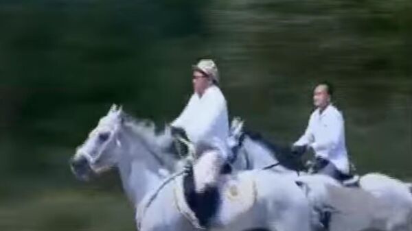  Ким Чен Ын скачет на белом коне в сопровождении свиты - видео - Sputnik Казахстан