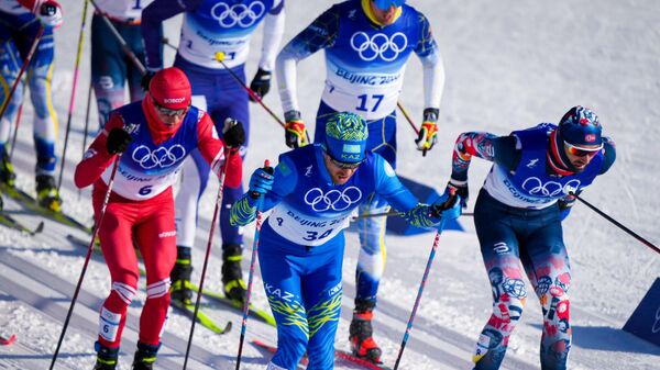 Участники лыжных гонок на Олимпиаде - Sputnik Казахстан