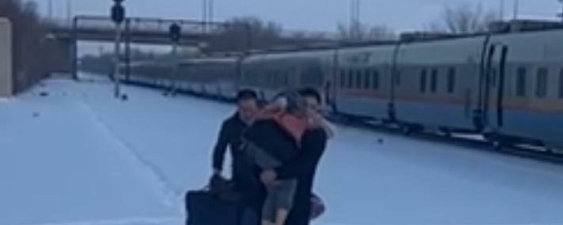 Транспортный полицейский спас роженицу, успев доставить ее в больницу - Sputnik Казахстан, 1920, 07.02.2022